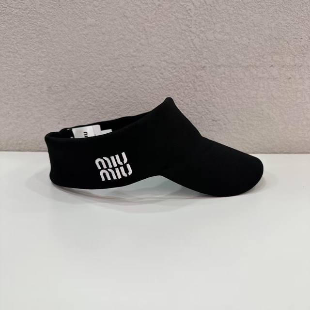跑量 Miumiu爆款空顶帽来啦～忍不住立马要跟你们分享，新到超好看的空顶帽，夏天很多集美都在找的帽子，打球户外活动必备，时尚与功能必备款宝藏款，上头非常好看！