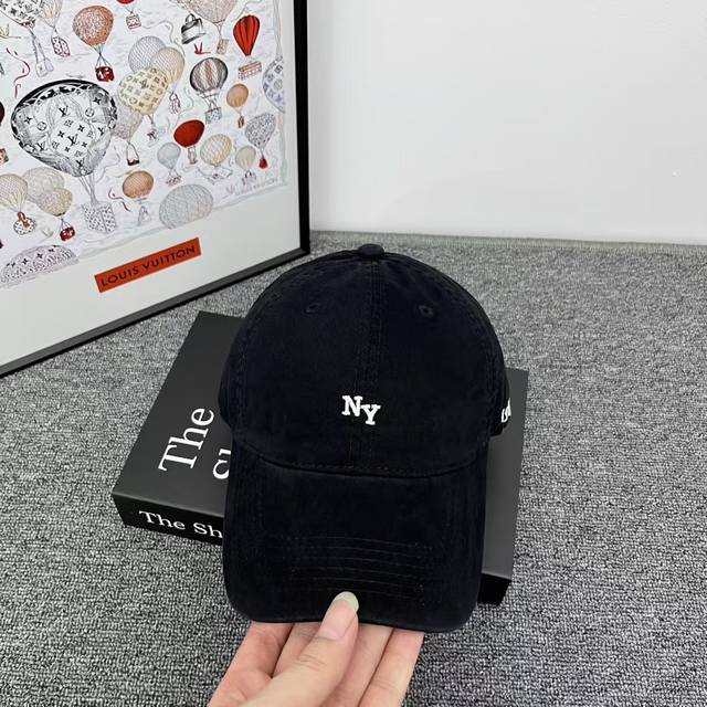 跑量 潮牌～新款早秋穿搭必入的新款每一个颜色都很百搭～最爱最爱的帽型 不挑人 冲！