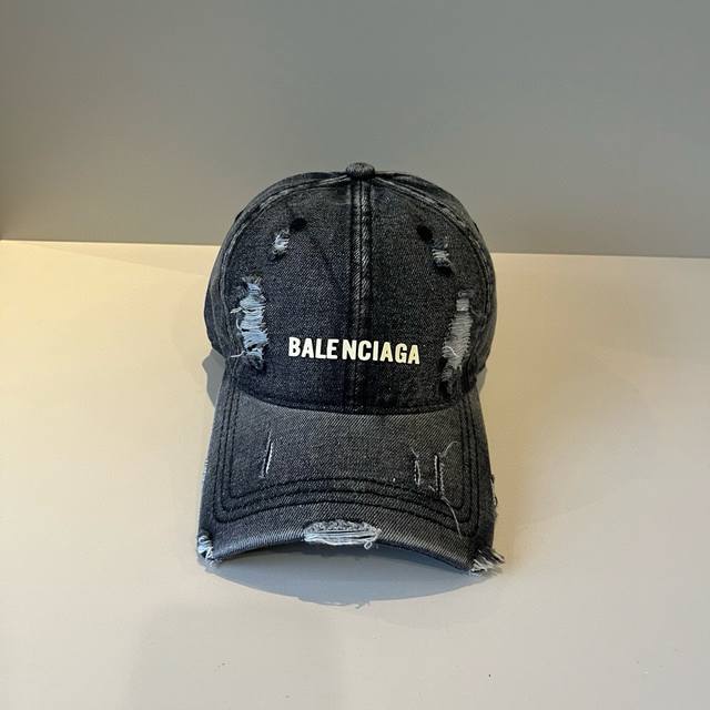 Balenciaga巴黎世家新款Logo棒球帽，很酷的色系，男女佩戴都有不同Style，第一批抢先出货！巴黎粉必入款！