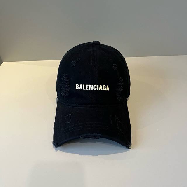 Balenciaga巴黎世家新款Logo棒球帽，很酷的色系，男女佩戴都有不同Style，第一批抢先出货！巴黎粉必入款！