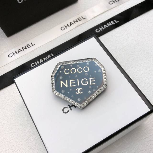 香奈儿树脂胸针Brooch 有时候简约不见得普通 这款胸针看似简单 细节却非常精致 树脂的报废率很高 黑色树脂搭配Buling的冬季搭配大衣或者毛衣 效果都很赞