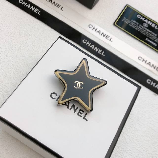 香奈儿树脂胸针Brooch 有时候简约不见得普通 这款胸针看似简单 细节却非常精致 树脂的报废率很高 黑色树脂搭配Buling的冬季搭配大衣或者毛衣 效果都很赞
