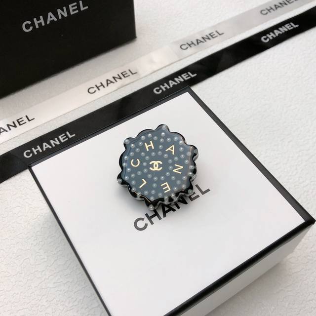 香奈儿树脂胸针Brooch 有时候简约不见得普通 这款胸针看似简单 细节却非常精致 树脂的报废率很高 黑色树脂搭配Buling的冬季搭配大衣或者毛衣 效果都很赞