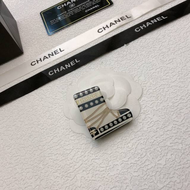 香奈儿树脂胸针Brooch 有时候简约不见得普通 这款胸针看似简单 细节却非常精致 树脂的报废率很高 黑色树脂搭配Buling的冬季搭配大衣或者毛衣 效果都很赞