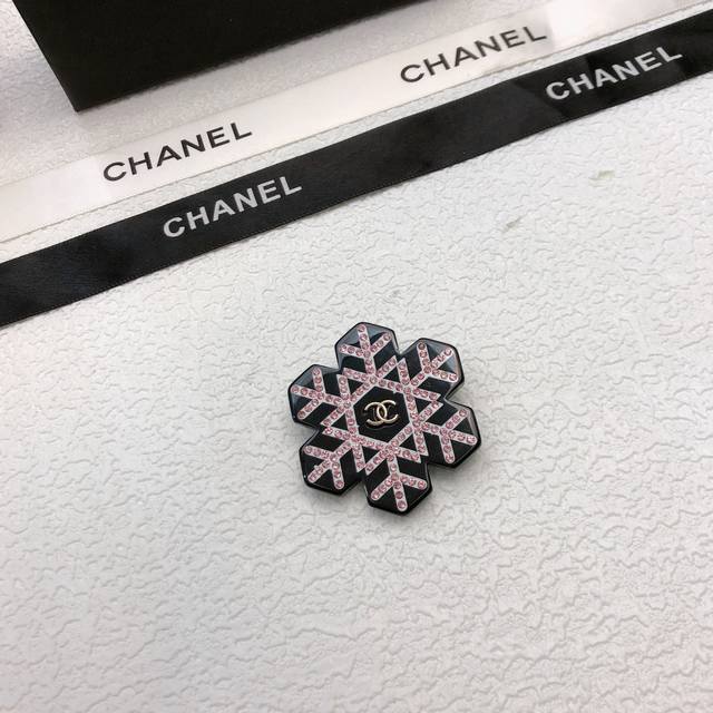 香奈儿树脂胸针Brooch 有时候简约不见得普通 这款胸针看似简单 细节却非常精致 树脂的报废率很高 黑色树脂搭配Buling的冬季搭配大衣或者毛衣 效果都很赞