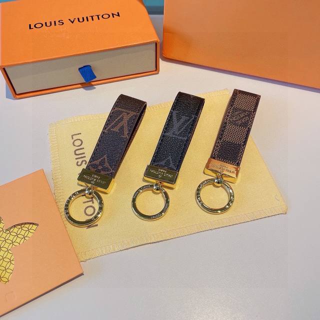 Lv 经典老花棋格钥匙扣，而且经久耐用， 是 Dragonne 钥匙扣理想的材质，可打造这款兼具实用性和时尚性的配饰
