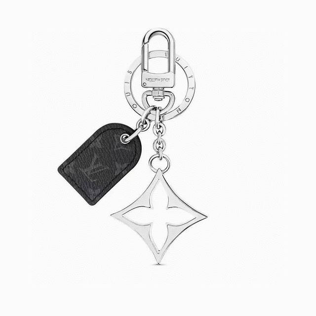 Lv经典老花钥匙扣 包饰与钥匙扣挂件Lv Cherished Tab 钥匙扣结合 Monogram 帆布标签和牛皮革细节，搭配 Lv 字母四叶草金属挂饰，共同悬