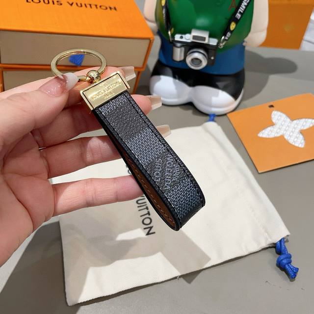 Lv 钥匙扣车钥匙扣经典老花 黑格，Monogram 帆布不仅精美，而且经久耐用， 是 Dragonne 钥匙扣理想的材质，可打造这款兼具实用性和时尚性的配饰