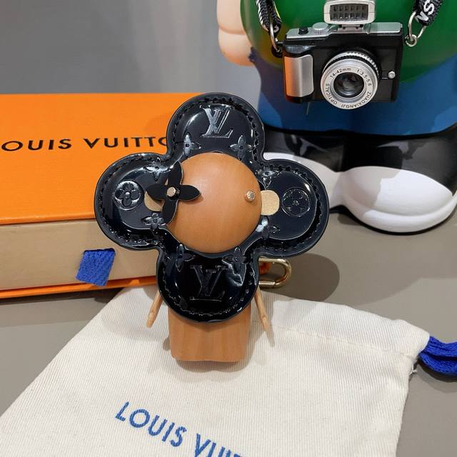 Louis Vuitton新款包饰与钥匙扣。Lv薇薇安太阳花包包挂件 手机壳挂件可满足各种时尚品味的实用配饰。凸显时尚个性