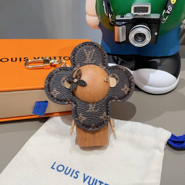 Louis Vuitton新款包饰与钥匙扣。Lv薇薇安太阳花包包挂件 手机壳挂件可满足各种时尚品味的实用配饰。凸显时尚个性