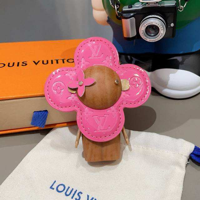 Louis Vuitton新款包饰与钥匙扣。Lv薇薇安太阳花包包挂件 手机壳挂件可满足各种时尚品味的实用配饰。凸显时尚个性