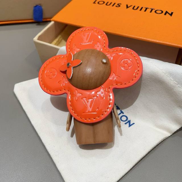 Louis Vuitton新款包饰与钥匙扣。Lv薇薇安太阳花包包挂件 手机壳挂件可满足各种时尚品味的实用配饰。凸显时尚个性