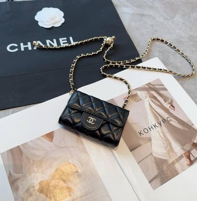 香奈儿Chanel 金球Mini斜挎包包 零钱包搭配金球链条挂绳可拆卸可放耳机 纸巾 口红 钥匙 等小物件 尺寸11*7.5*2Cm