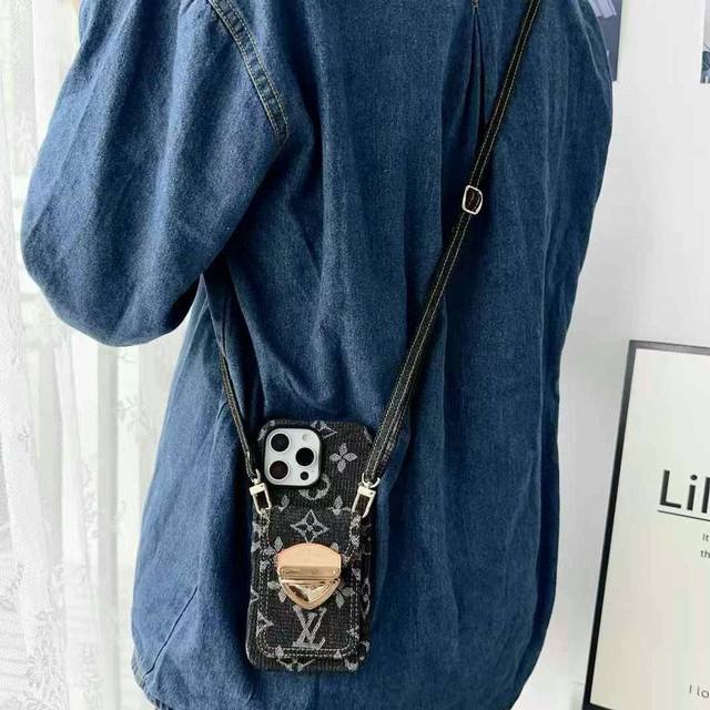 Lv牛仔锁头卡包手机壳 肩带斜挎手机壳 全包软壳 装取机方便，侧边五金按键 质感杠杠滴 型号：为了不出现报错型号，请打开本机查看手机设置显示的型号Iphone1
