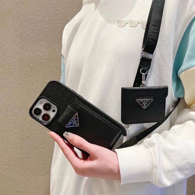 Prada▼普拉达 卡包斜挎 套件 金属Logo十字纹皮革软边全包手机壳，官网同步发售Iphone16系列更新 型号：为了不出现报错型号，请打开本机查看手机设置