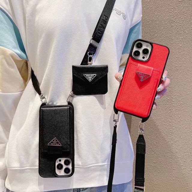 Prada▼普拉达 卡包斜挎 套件 金属Logo十字纹皮革软边全包手机壳，官网同步发售Iphone16系列更新 型号：为了不出现报错型号，请打开本机查看手机设置