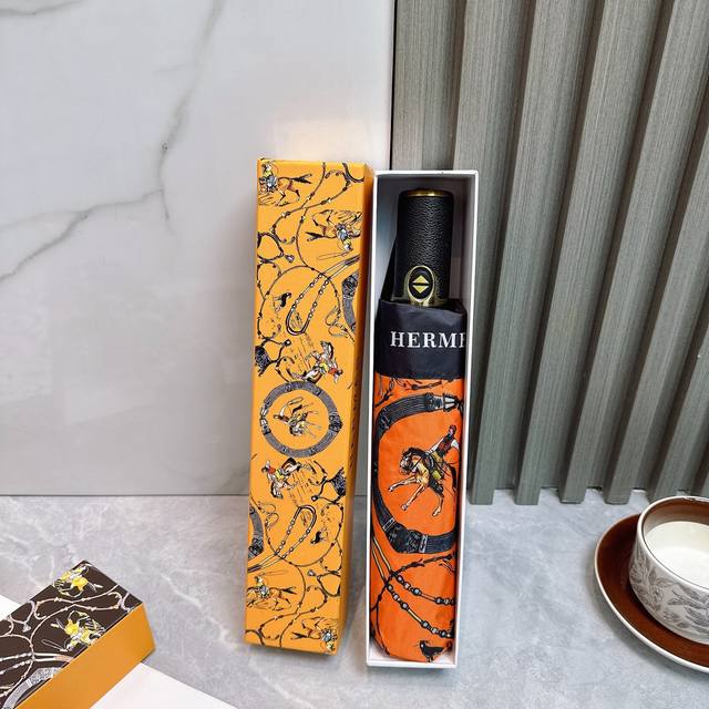 爱马仕Hermes 三折防晒睛雨伞 2570夏季新款 全自动折叠晴雨伞 内里黑色涂层防晒有效阻隔紫外线99%，Upf 50 所以能起到伞下体感降温的效果！有效隔