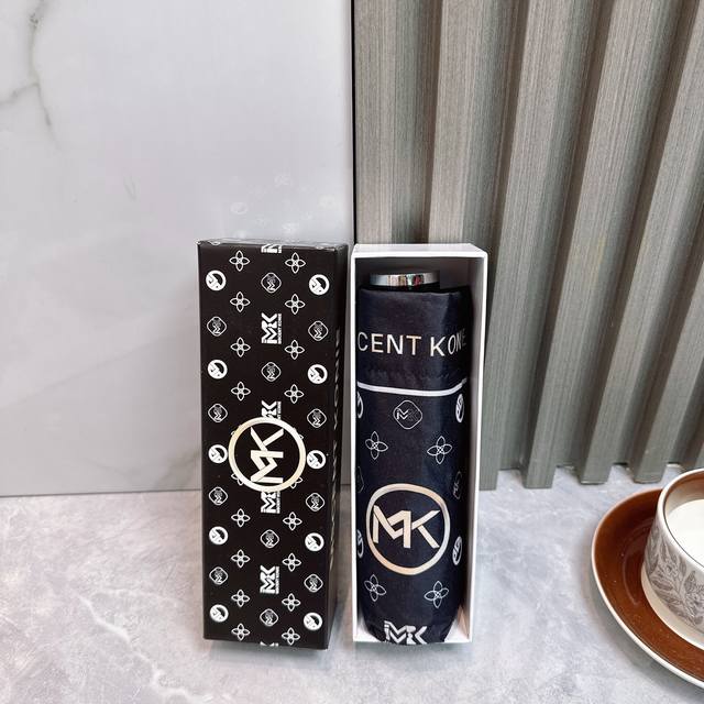 Mk Michael Kors 迈克 五折防晒睛雨伞 2570夏季新款 折叠晴雨伞 内里黑色涂层防晒有效阻隔紫外线99%，Upf 50 所以能起到伞下体感降温的
