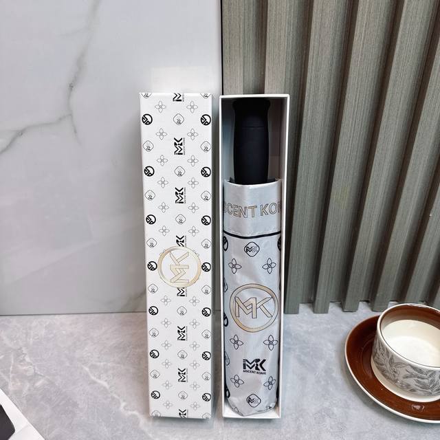 Mk Michael Kors 迈克 夏季新款 全自动折叠晴雨伞 黑色涂层防晒有效阻隔紫外线99%，Upf 50 所以能起到伞下体感降温的效果！有效隔热，高效防