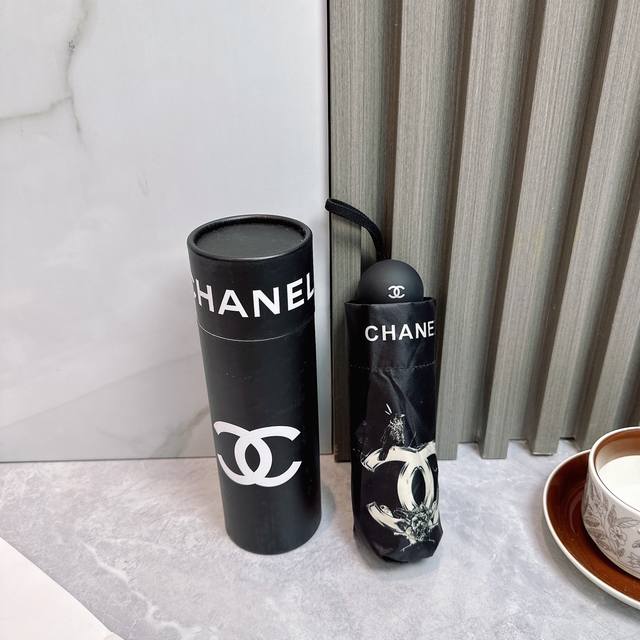 Chanel 香奈儿 新款 五折 折叠晴雨伞 时尚原单代工品质 细节精致 看得见的品质 打破一成不变 色泽纯正艳丽！