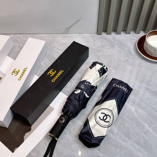 Chanel 香奈儿 2025夏季新款 全自动折叠晴雨伞 黑色涂层防晒有效阻隔紫外线99%，Upf 50 所以能起到伞下体感降温的效果！有效隔热，高效防晒一把搞