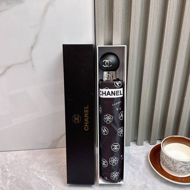 Chanel 香奈儿 夏季新款 全自动折叠晴雨伞 黑色涂层防晒有效阻隔紫外线99%，Upf 50 所以能起到伞下体感降温的效果！有效隔热，高效防晒一把搞定，超轻