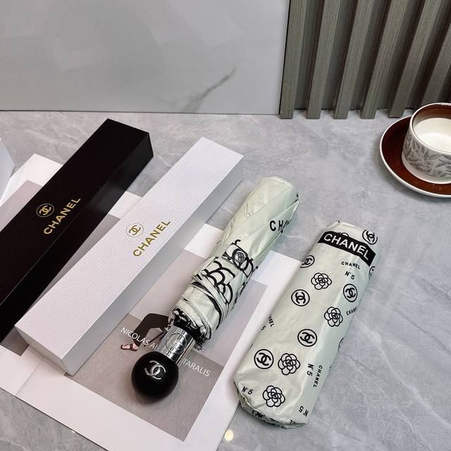 Chanel 香奈儿 夏季新款 全自动折叠晴雨伞 黑色涂层防晒有效阻隔紫外线99%，Upf 50 所以能起到伞下体感降温的效果！有效隔热，高效防晒一把搞定，超轻