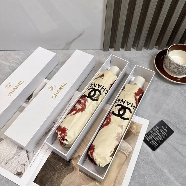 Chanel 香奈儿 夏季新款 全自动折叠晴雨伞 黑色涂层防晒有效阻隔紫外线99%，Upf 50 所以能起到伞下体感降温的效果！有效隔热，高效防晒一把搞定，超轻