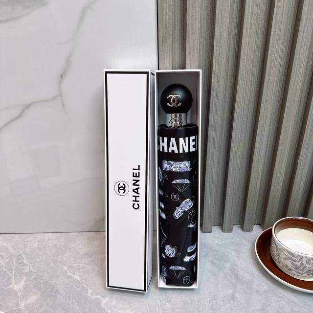 Chanel 香奈儿 2025夏季新款 全自动折叠晴雨伞 黑色涂层防晒有效阻隔紫外线99%，Upf 50 所以能起到伞下体感降温的效果！有效隔热，高效防晒一把搞