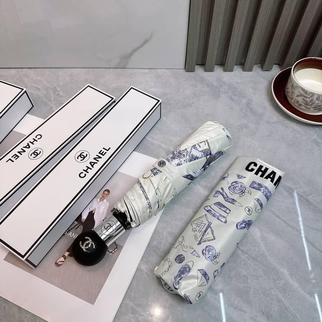 Chanel 香奈儿 2025夏季新款 全自动折叠晴雨伞 黑色涂层防晒有效阻隔紫外线99%，Upf 50 所以能起到伞下体感降温的效果！有效隔热，高效防晒一把搞