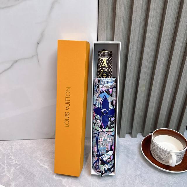 Lv 路易威登三折防晒睛雨伞 2570夏季新款 全自动折叠晴雨伞 内里黑色涂层防晒有效阻隔紫外线99%，Upf 50 所以能起到伞下体感降温的效果！有效隔热 高