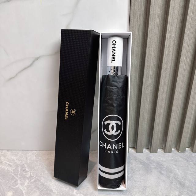 Chanel 香奈儿 夏季新款 全自动折叠晴雨伞 黑色涂层防晒有效阻隔紫外线99%，Upf 50 所以能起到伞下体感降温的效果！有效隔热，高效防晒一把搞定，超轻