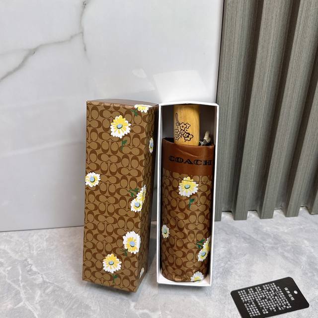 Coach 蔻驰 木柄小雏菊新款 五折 折叠晴雨伞 时尚原单代工品质 细节精致 看得见的品质 打破一成不变 色泽纯正艳丽！