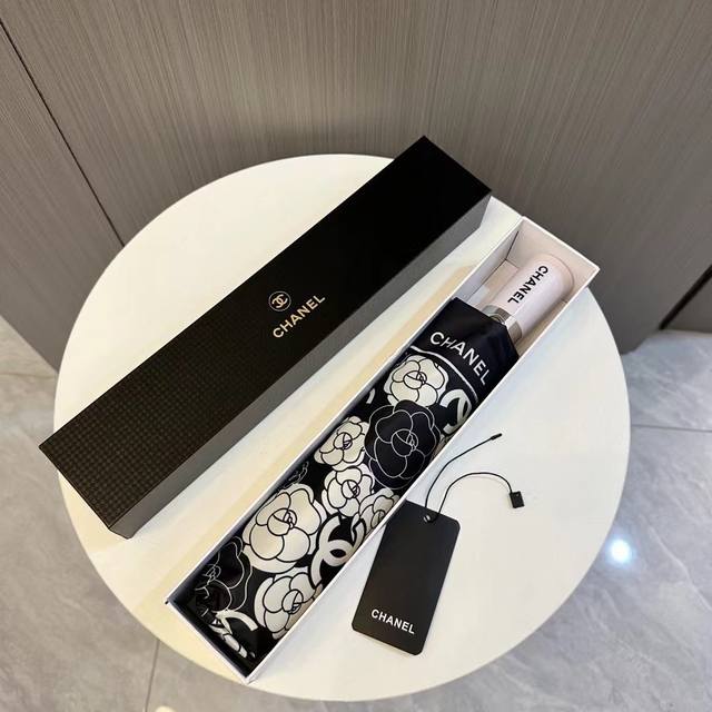 Chanel 香奈儿 夏季新款 全自动折叠晴雨伞 黑色涂层防晒有效阻隔紫外线99%，Upf 50 所以能起到伞下体感降温的效果！有效隔热，高效防晒一把搞定，超轻