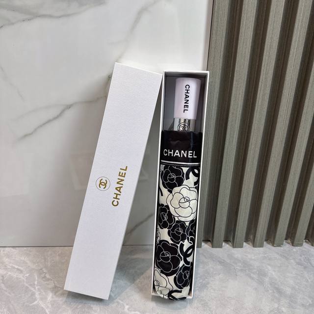 Chanel 香奈儿 夏季新款 全自动折叠晴雨伞 黑色涂层防晒有效阻隔紫外线99%，Upf 50 所以能起到伞下体感降温的效果！有效隔热，高效防晒一把搞定，超轻