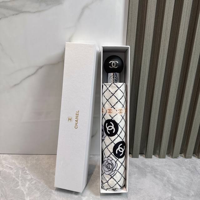 Chanel 香奈儿 夏季新款 全自动折叠晴雨伞 黑色涂层防晒有效阻隔紫外线99%，Upf 50 所以能起到伞下体感降温的效果！有效隔热，高效防晒一把搞定，超轻