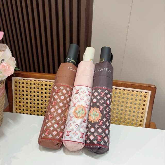 Louis Vuitton 路易威登 三折自动折叠晴雨伞 新涂层技术深色伞面 拥有令人惊喜的遮光效果！