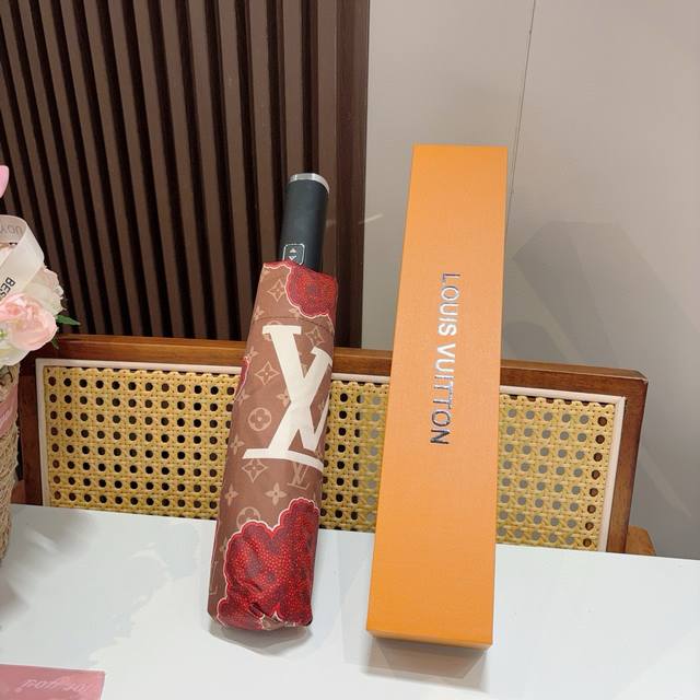 Louis Vuitton 路易威登 三折自动折叠晴雨伞 新涂层技术深色伞面 拥有令人惊喜的遮光效果！
