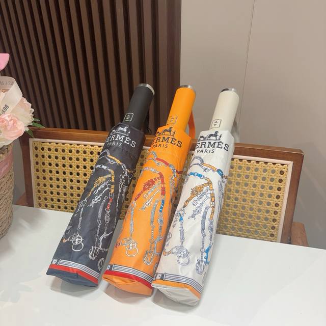 爱马仕 HermèS 新款 极品H家三折自动伞重磅呈现 以其精湛的工艺技术和源源不断的想像力 新涂层技术伞布 带来令人惊喜的遮光效果 让防晒及隔热性能更优保障