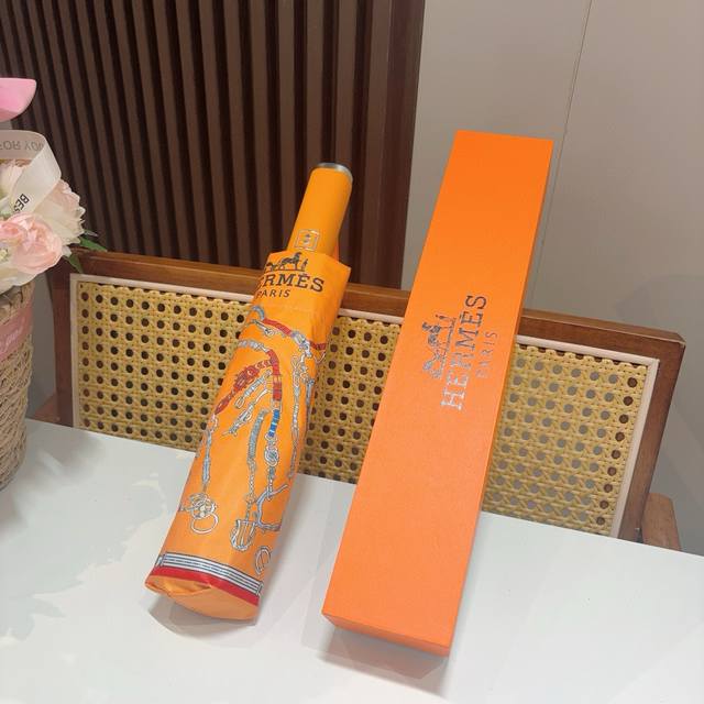爱马仕 HermèS 新款 极品H家三折自动伞重磅呈现 以其精湛的工艺技术和源源不断的想像力 新涂层技术伞布 带来令人惊喜的遮光效果 让防晒及隔热性能更优保障