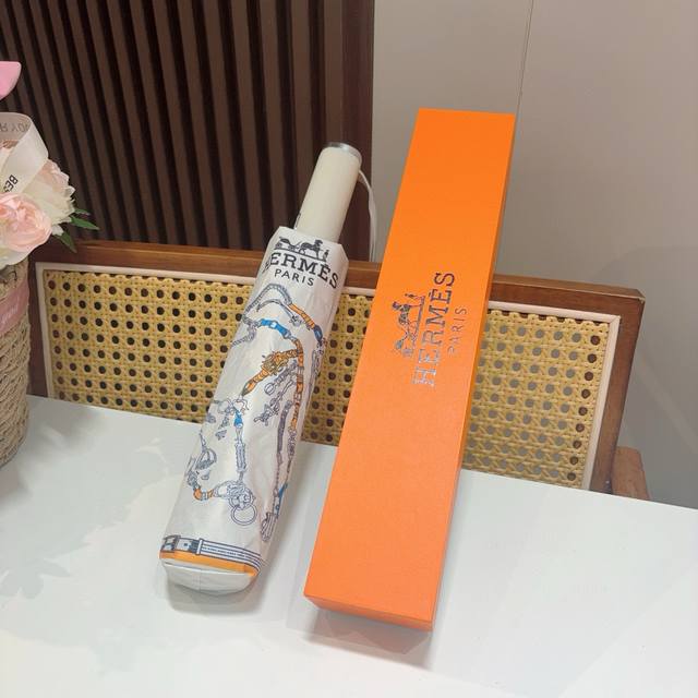 爱马仕 HermèS 新款 极品H家三折自动伞重磅呈现 以其精湛的工艺技术和源源不断的想像力 新涂层技术伞布 带来令人惊喜的遮光效果 让防晒及隔热性能更优保障