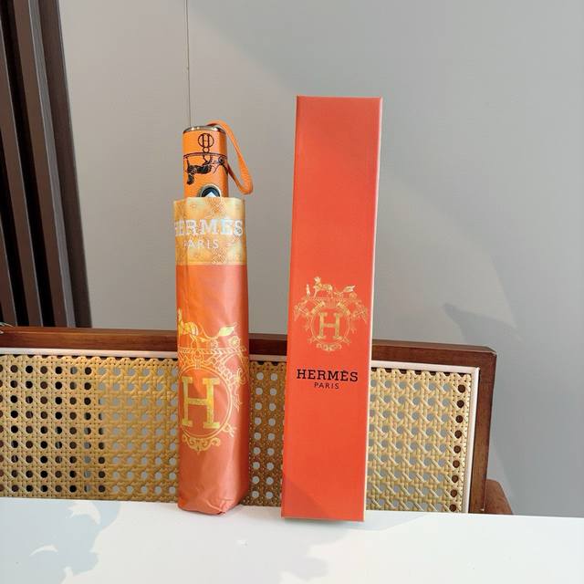 爱马仕 HermèS 新款 极品H家三折自动伞重磅呈现 以其精湛的工艺技术和源源不断的想像力 新涂层技术伞布 带来令人惊喜的遮光效果 让防晒及隔热性能更优保障