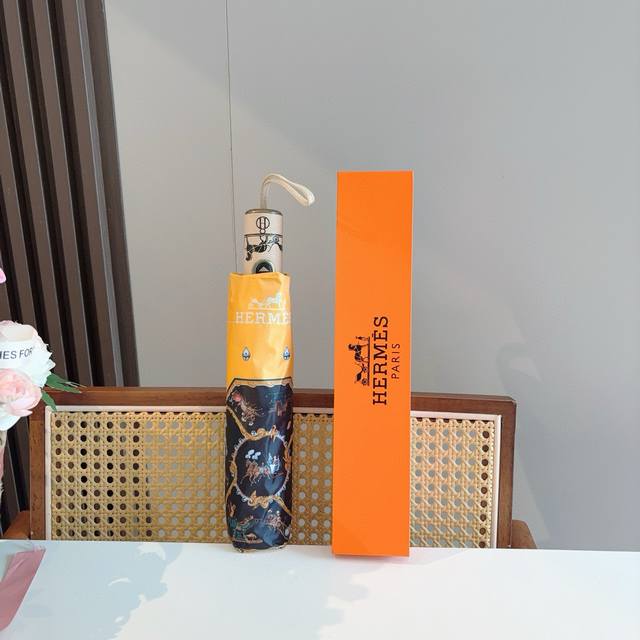 爱马仕 HermèS 新款 极品H家三折自动伞重磅呈现 以其精湛的工艺技术和源源不断的想像力 新涂层技术伞布 带来令人惊喜的遮光效果 让防晒及隔热性能更优保障