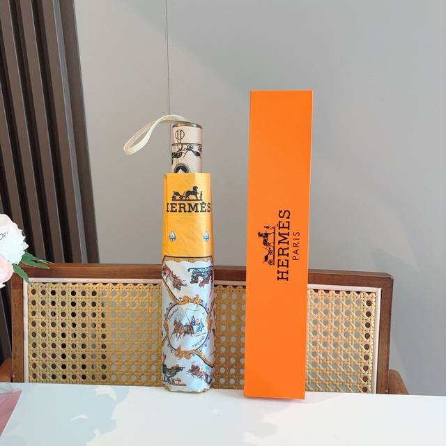 爱马仕 HermèS 新款 极品H家三折自动伞重磅呈现 以其精湛的工艺技术和源源不断的想像力 新涂层技术伞布 带来令人惊喜的遮光效果 让防晒及隔热性能更优保障