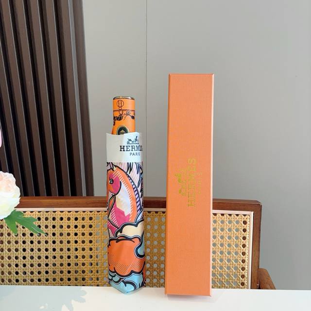 爱马仕 HermèS 新款 极品H家三折自动伞重磅呈现 以其精湛的工艺技术和源源不断的想像力 新涂层技术伞布 带来令人惊喜的遮光效果 让防晒及隔热性能更优保障