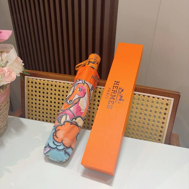 爱马仕 HermèS 新款 极品H家三折自动伞重磅呈现 以其精湛的工艺技术和源源不断的想像力 新涂层技术伞布 带来令人惊喜的遮光效果 让防晒及隔热性能更优保障