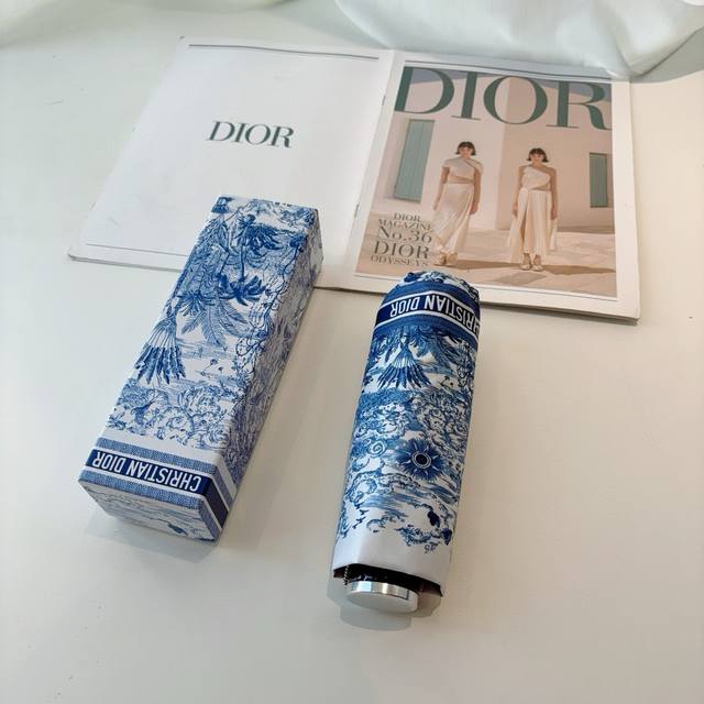 Dior 迪奥 新款 五折伞 热卖款 时尚指数爆表 不论晴天雨天使用都相得益彰 拥有它感受风从身体经过的感觉 留下沁人的芬芳 时尚达人必备哦 原单代工级品质，台