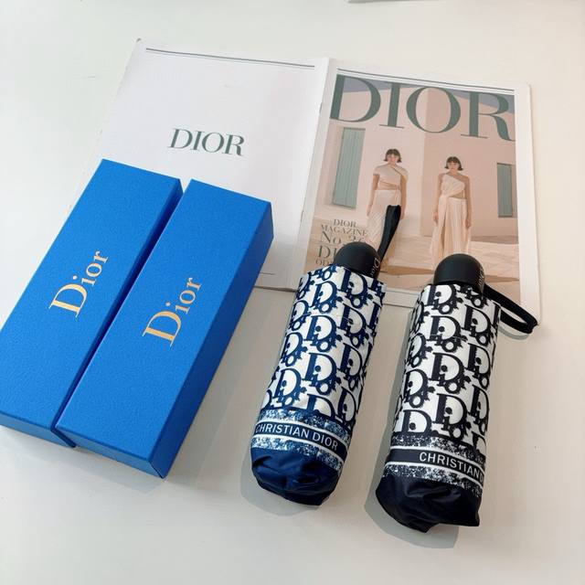 Dior 迪奥 新款 五折伞 热卖款 时尚指数爆表 不论晴天雨天使用都相得益彰 拥有它感受风从身体经过的感觉 留下沁人的芬芳 时尚达人必备哦 原单代工级品质，台