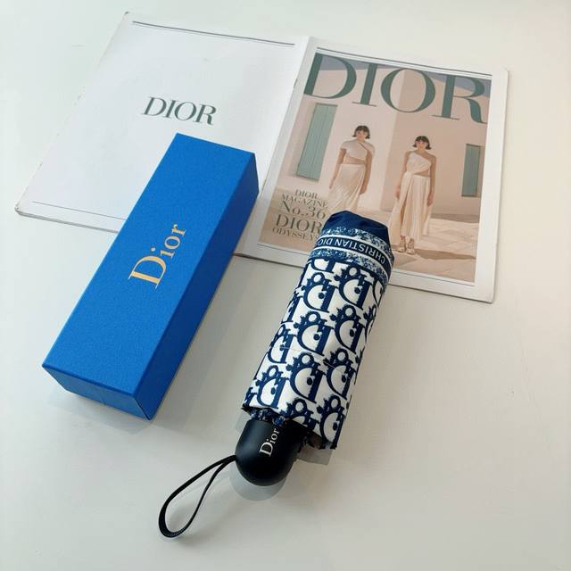 Dior 迪奥 新款 五折伞 热卖款 时尚指数爆表 不论晴天雨天使用都相得益彰 拥有它感受风从身体经过的感觉 留下沁人的芬芳 时尚达人必备哦 原单代工级品质，台