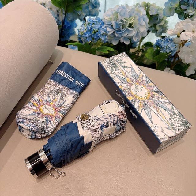 Dior 迪奥 新款 五折伞 热卖款 时尚指数爆表 不论晴天雨天使用都相得益彰 拥有它感受风从身体经过的感觉 留下沁人的芬芳 时尚达人必备哦 原单代工级品质，台